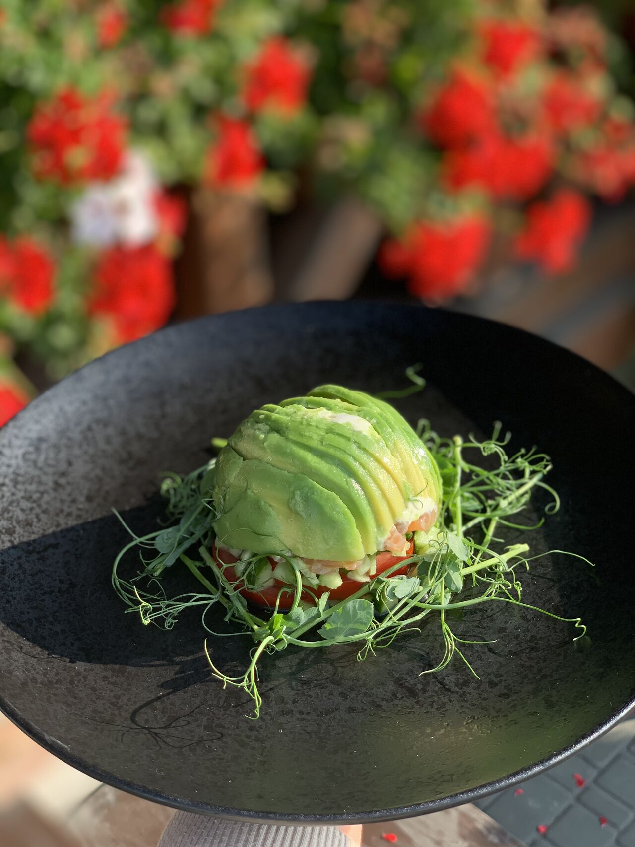 Авокадо-бол- легкий салат з сьомгою та овочами.