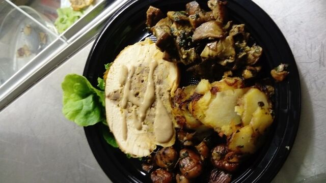 Coquelet désossé farci à la châtaigne avec sa sauce à la farine de châtaigne et ses légumes 