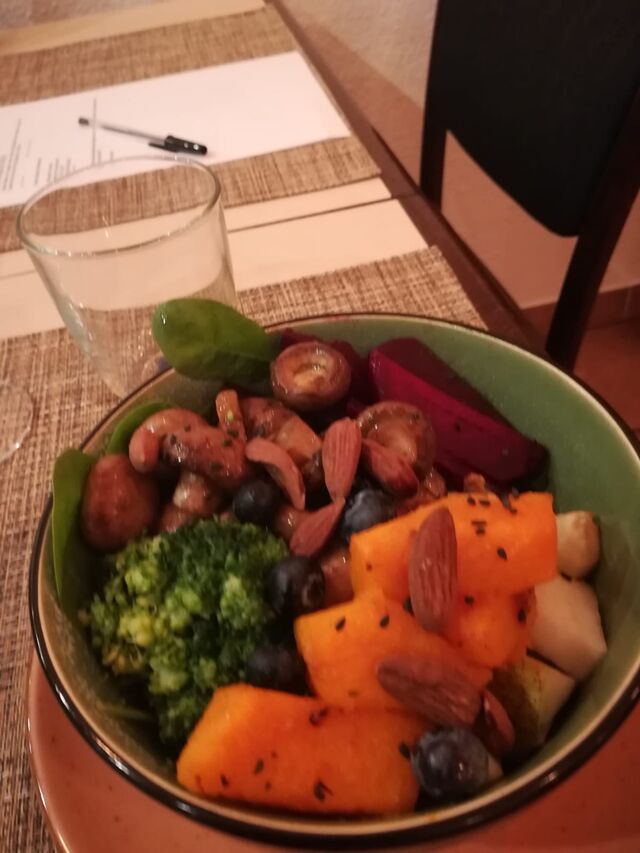 Tacos de Ensalada(Taco Bowl); Reis, Ruccola, Dattel, Guacamole, Tofu, Kürbis,Schwarze Bohnen, Tortillachips und Dressing 11,90 €