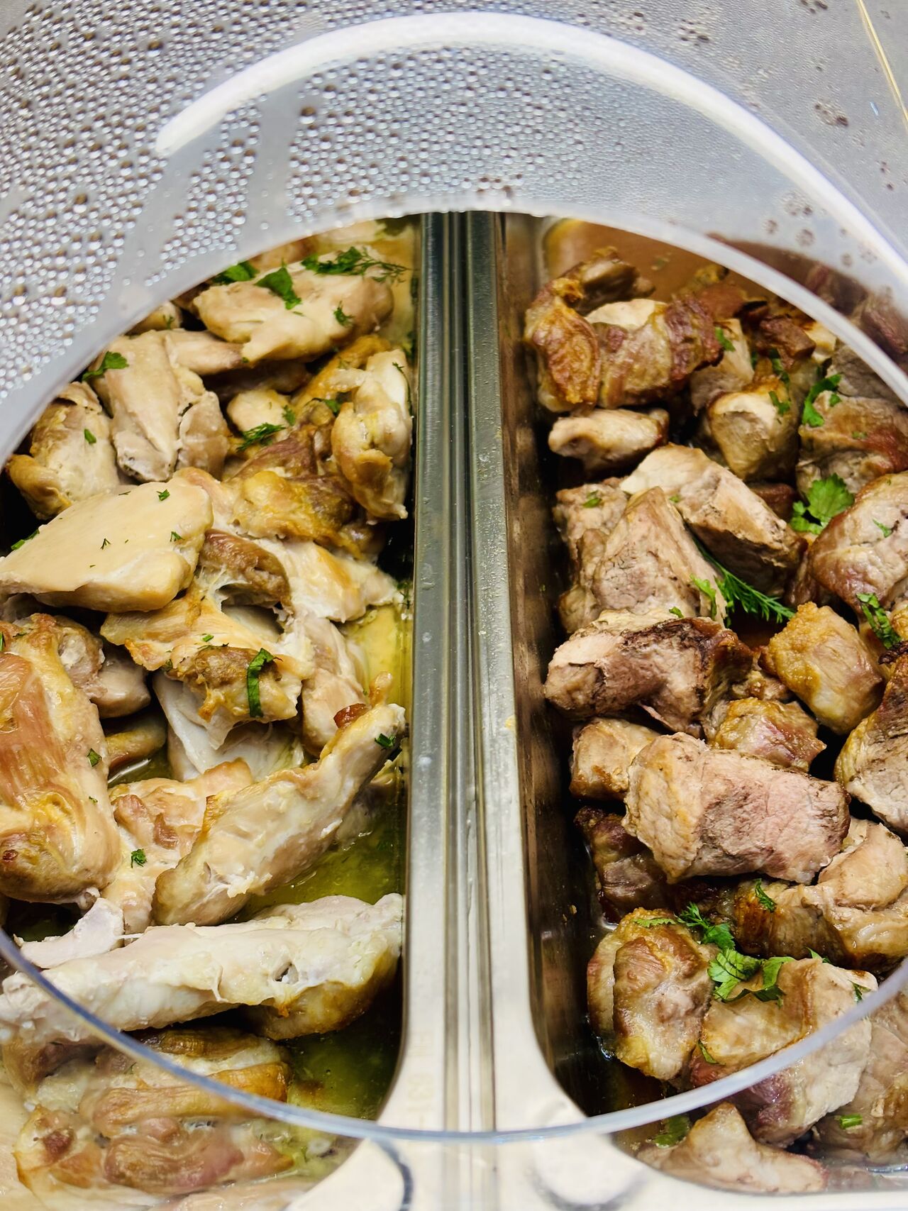 Hähnchen und Schweine braten 