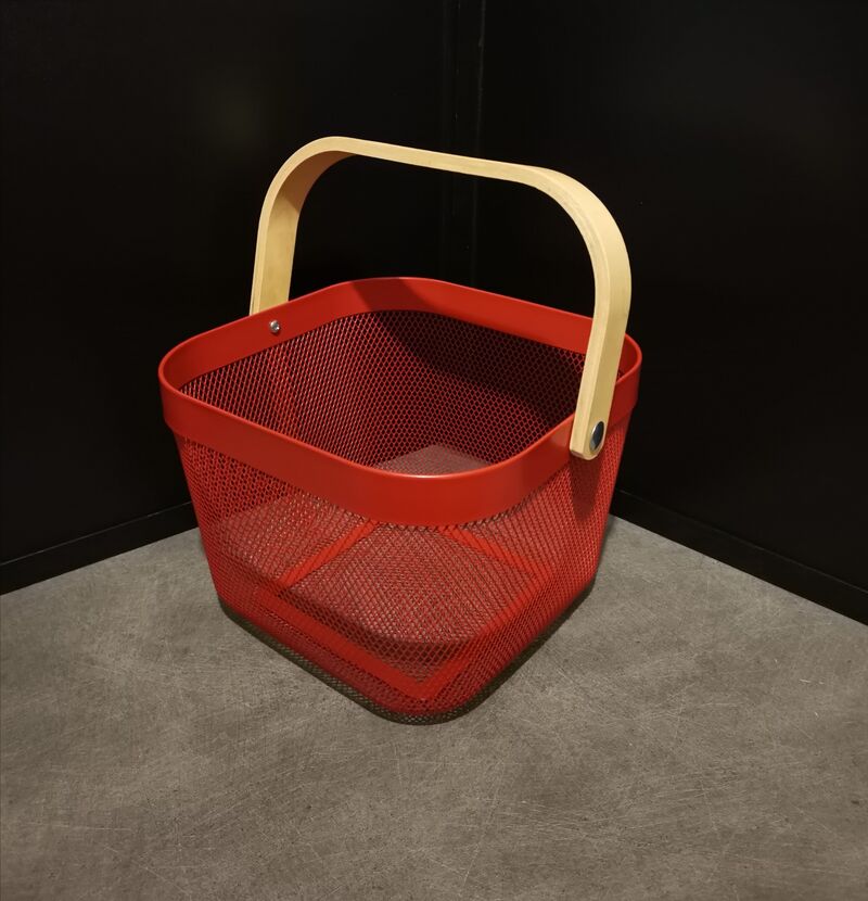 Panier de couleur rouge 25x26x18cm=12.90€ 