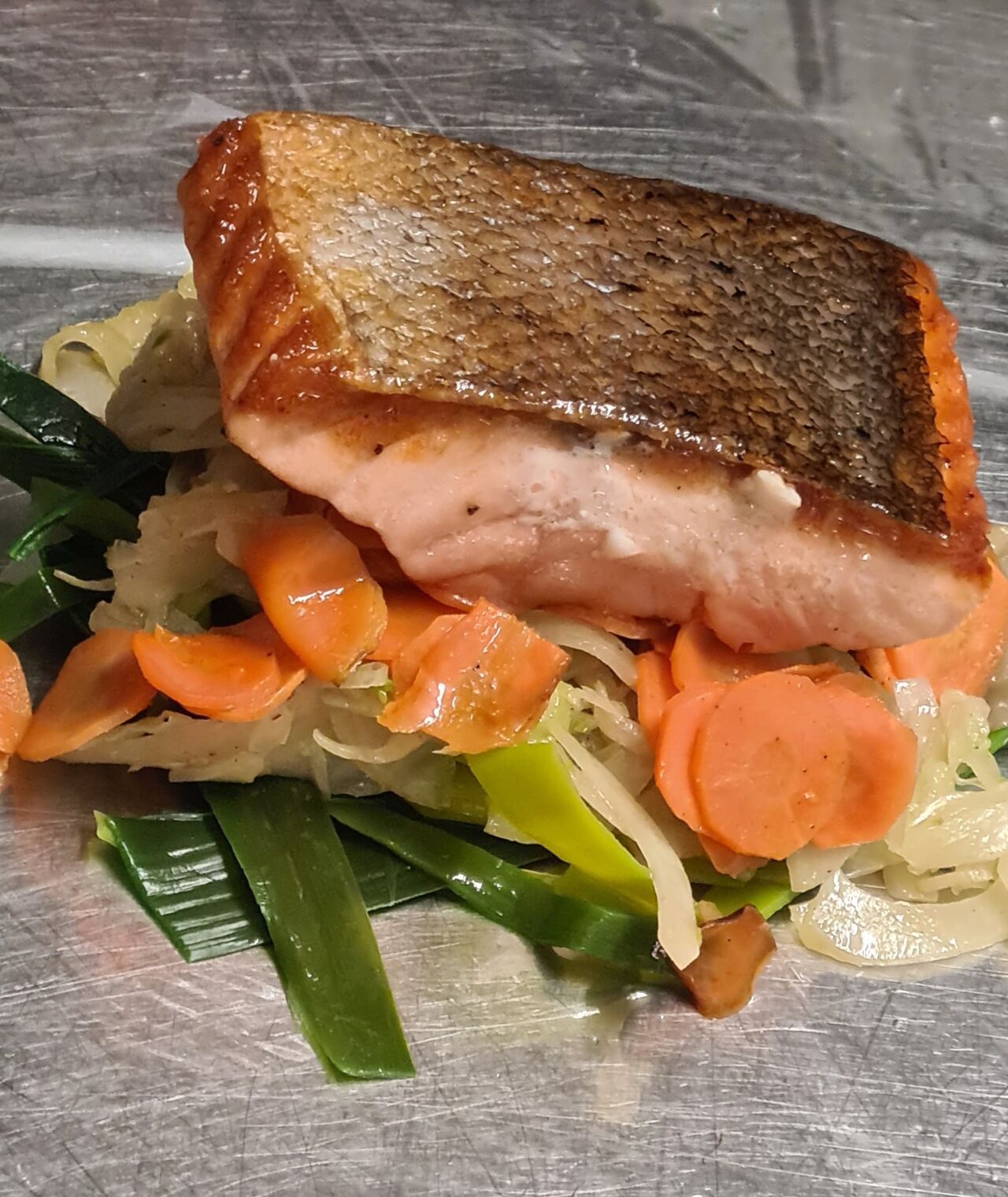 A emporter Transparence de Saumon rôti sur légumes d'hiver ( cèleri, carottes, poireaux ) et son fumet crémeux de langoustines