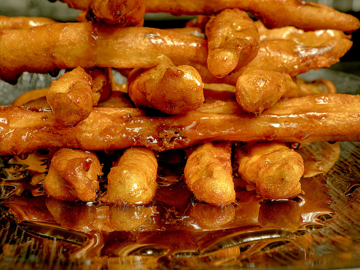Bastones de berenjenas en tempura bañados en salsa de miel de caña