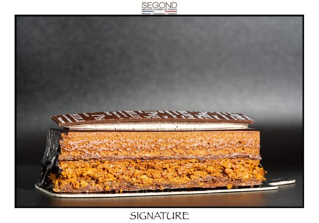 Signature / Dacquoise chocolat, croustillant praliné, crémeux chocolat 64%, mousse au chocolat Caraïbes.