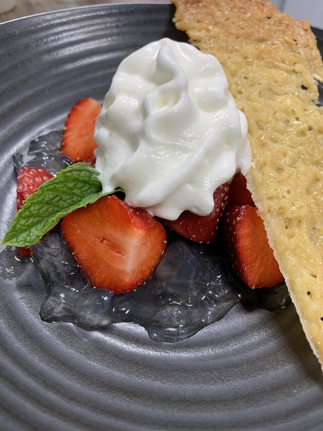 Les Fraises, Mousse de Yaourt, Tuiles et Gelée de Verveine
