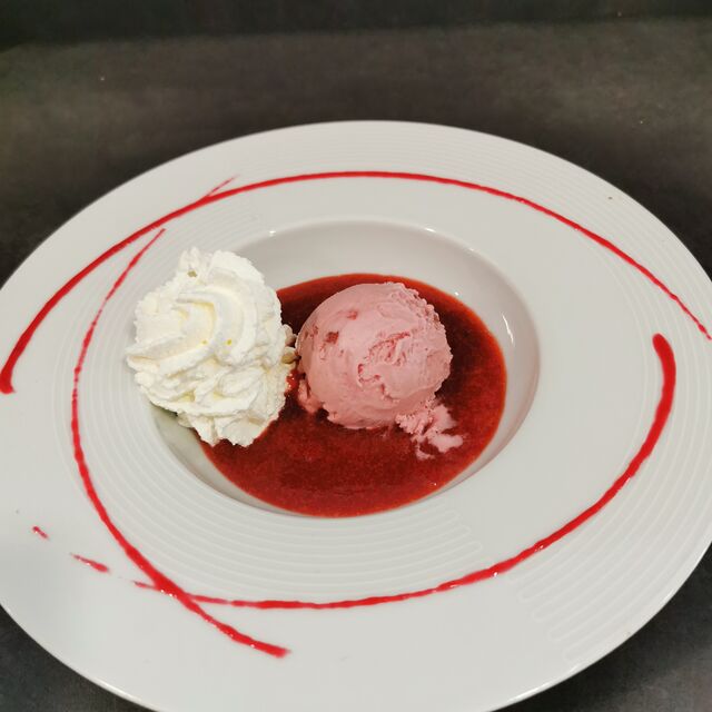 Soupe de fraise boule de glace à la dérive 