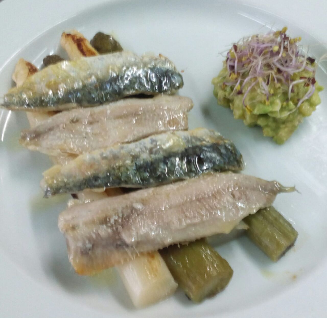 Sardinas al horno con cama de espárragos a la plancha