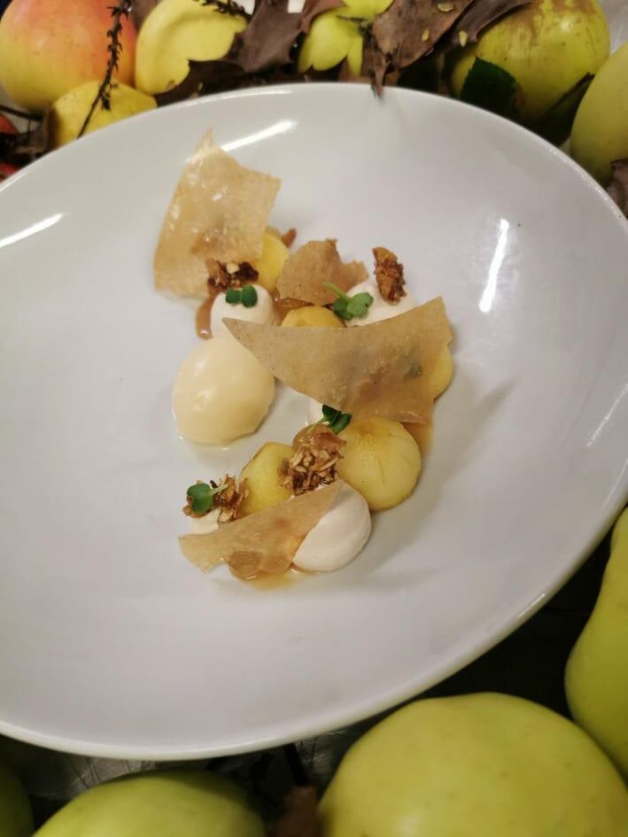 Pomme caramélisée, gel pomme verte, ganache montée chocolat Dulcey, muesli maison et sa glace vanille