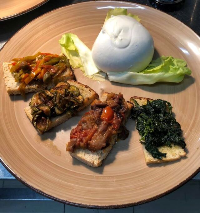 Bufala DOP con i contorni sulla bruschetta