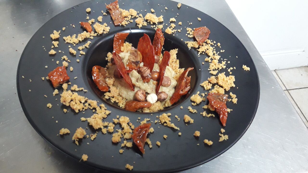 Caviar d'aubergine, crumble de parmesan, tomates séchées