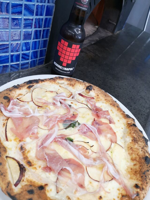 La A'Giuglianese, Provola, Mela Annurca IGP, Pancetta Coppata Nostrana, accompagnata da una KBirr Cuore di Napoli