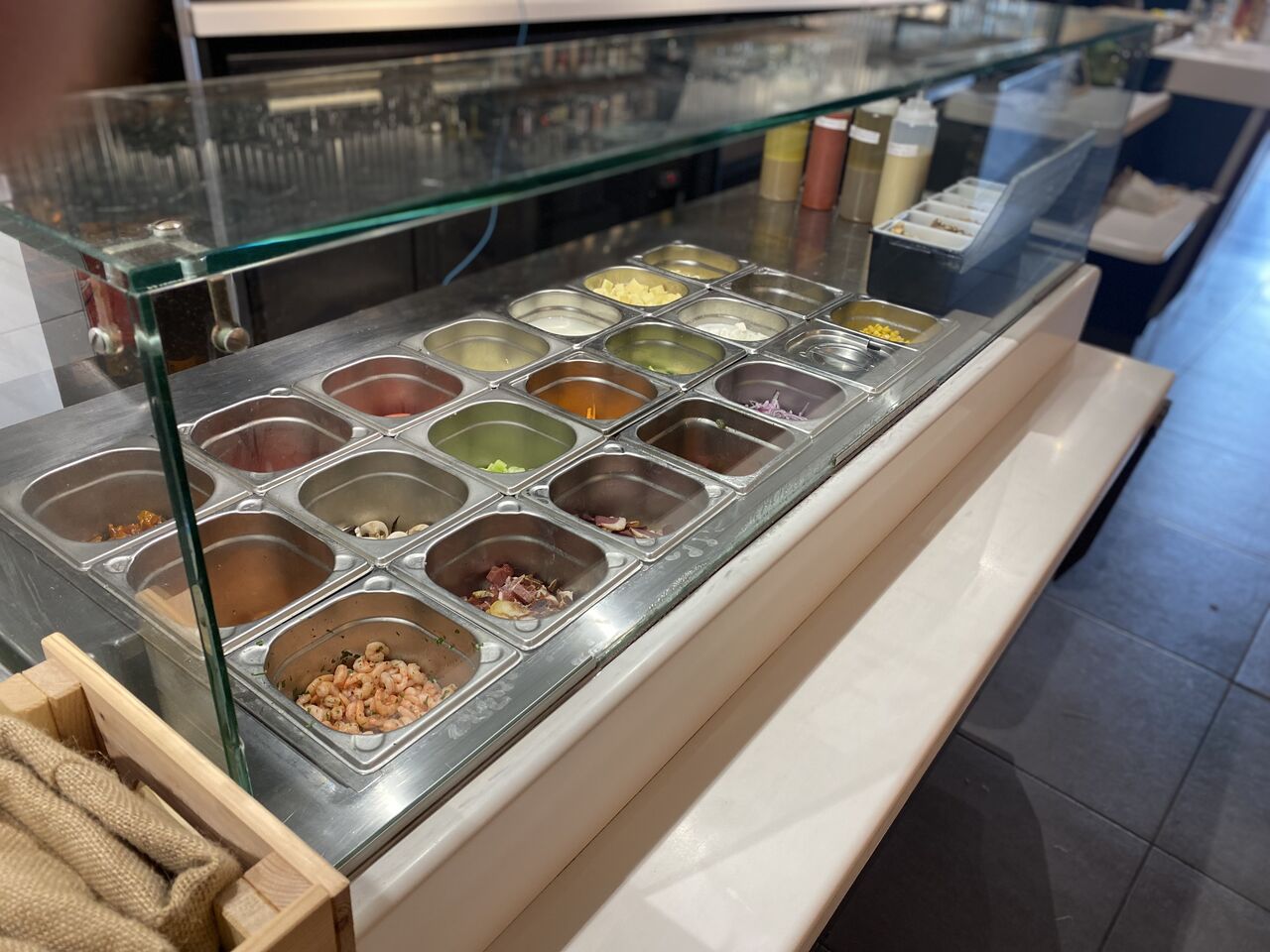 Bar à Salades
Choisissez jusqu’à 6 ingrédients parmi notre sélection de produits frais et locaux