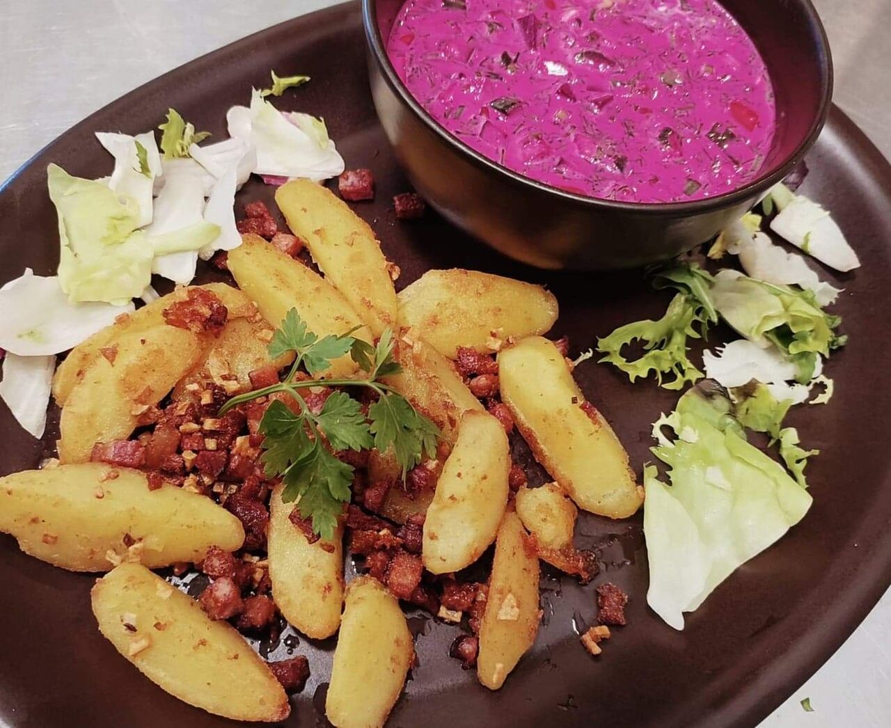 ,,CHŁODNIK Z BOTWINKI PODAWANY Z OPIEKNYMI ZIEMNIACZKAMI,,