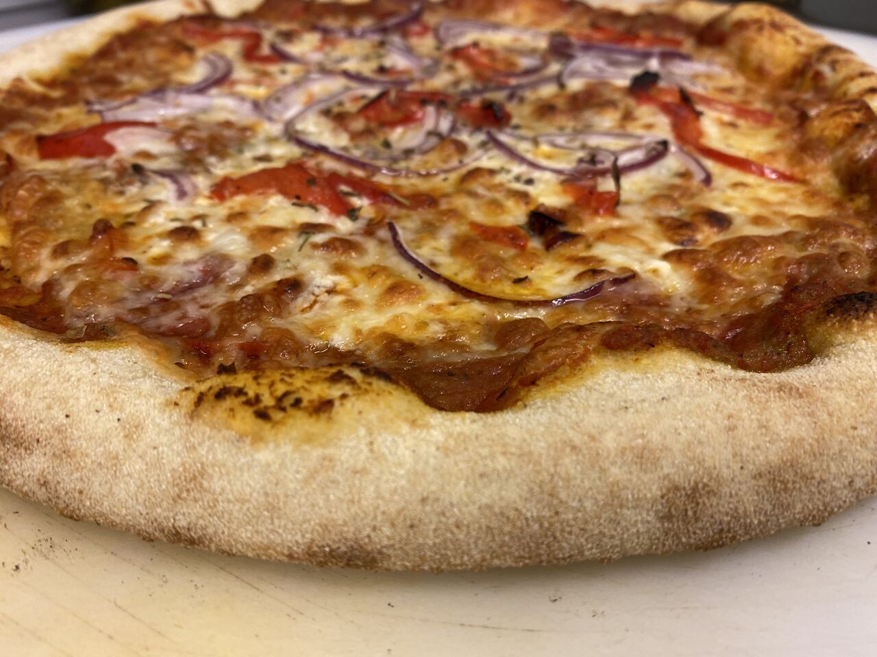 LA SOLEDAD
Caviar d’aubergines, tomates, mozza emmental, chorizo, poivrons cuisinés, oignons rouges après cuisson