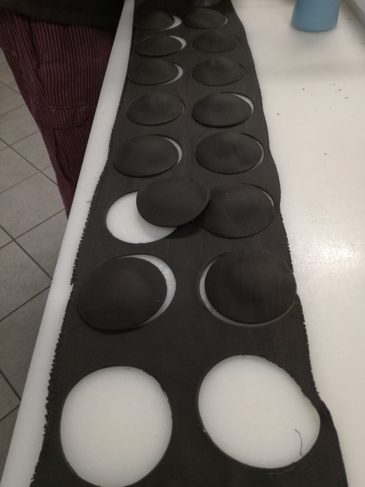 Schwarze Seppia Ravioli mit Knoblauchfüllung