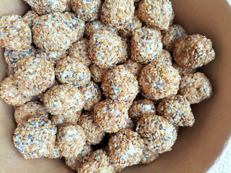 Les bonbons chèvre aux fruits secs enrobés de sesame