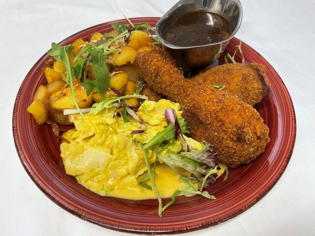Panierte Hähnchenschlegel mit Kartoffelsalat