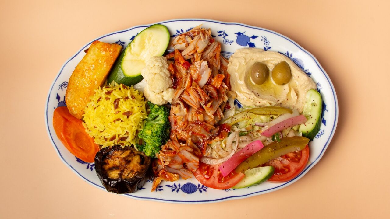 Chicken-Dönerteller mit Reis, gebratenem Gemüse, Salat, Hummus, Sauce nach Wahl (Kräutersauce, scharfe Sauce, Knoblauchsauce) & 