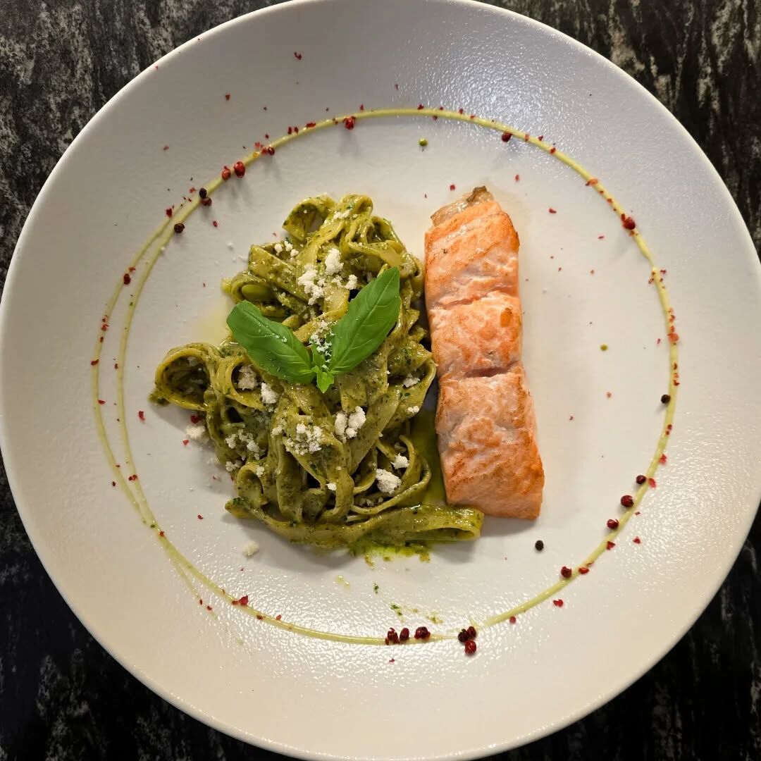 Łosoś z tagliatelle pistacjowym Da Vinci