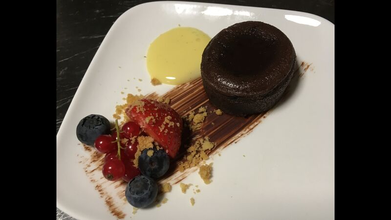 Mini chocolade moelleux met vanillesaus en vers fruit