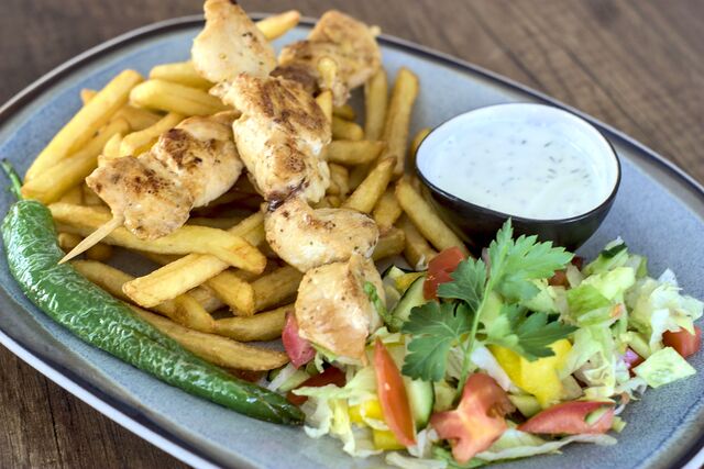 Hühnerspieß mit Pommes und Salat