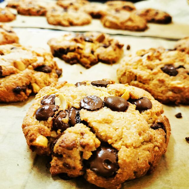 Cookies maison au chocolat noir, noisettes concassées grillées et flocons d'avoine bio