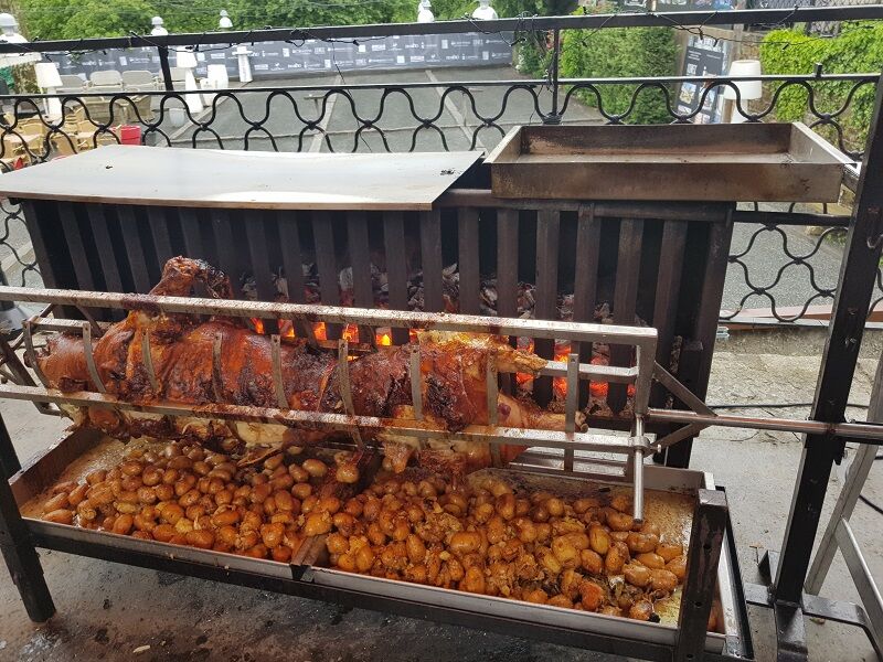 Cochon cuisson feu de bois et pommes de terres rattes