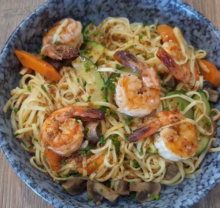 WOK DE NOUILLES CHINOISES ET CREVETTES SNACKEES