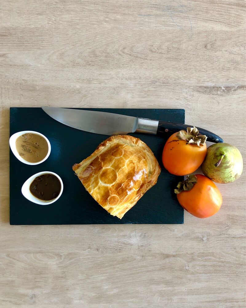 Magret de canard Wellington, kakis rôtis, sauce douce aux cèpes