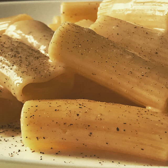 Un buon piatto di pasta, adeguatamente condito, è una poesia.