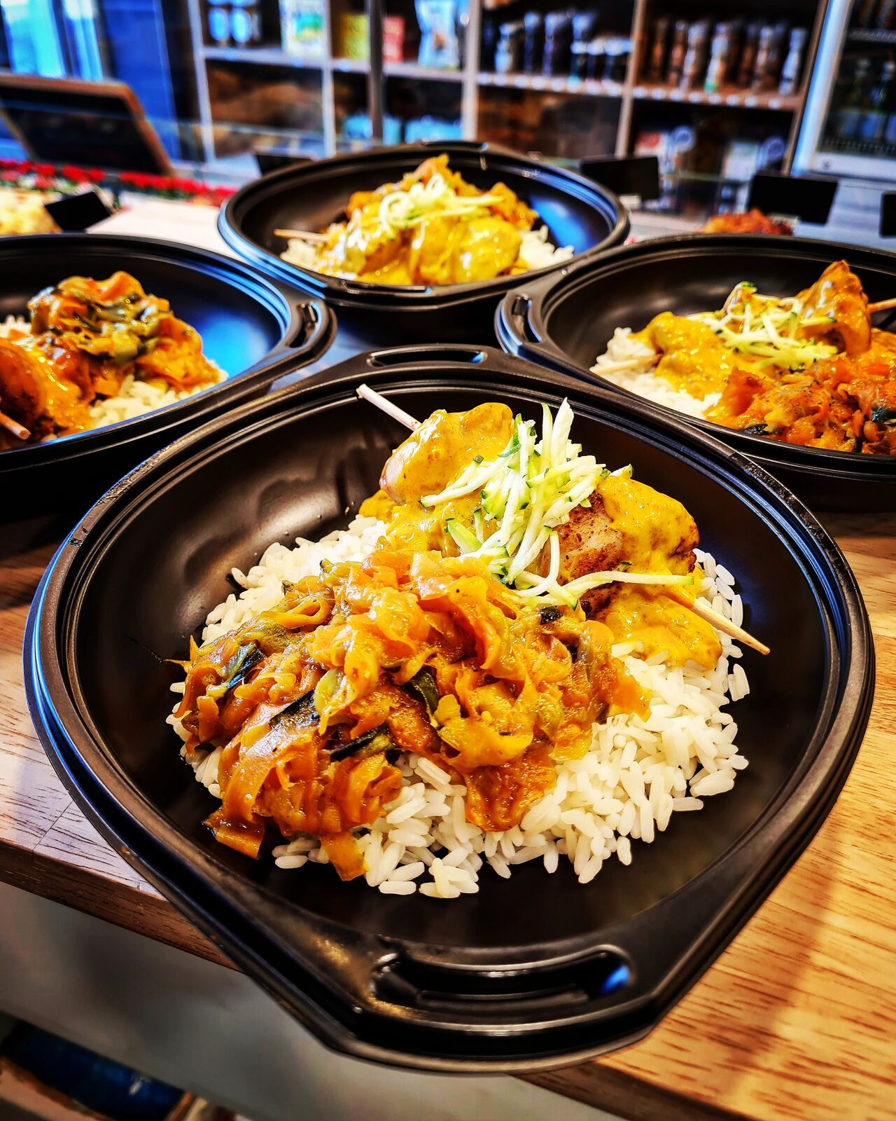 Brochettes de saint-jacques, julienne de légumes et son riz à la sauce au safran