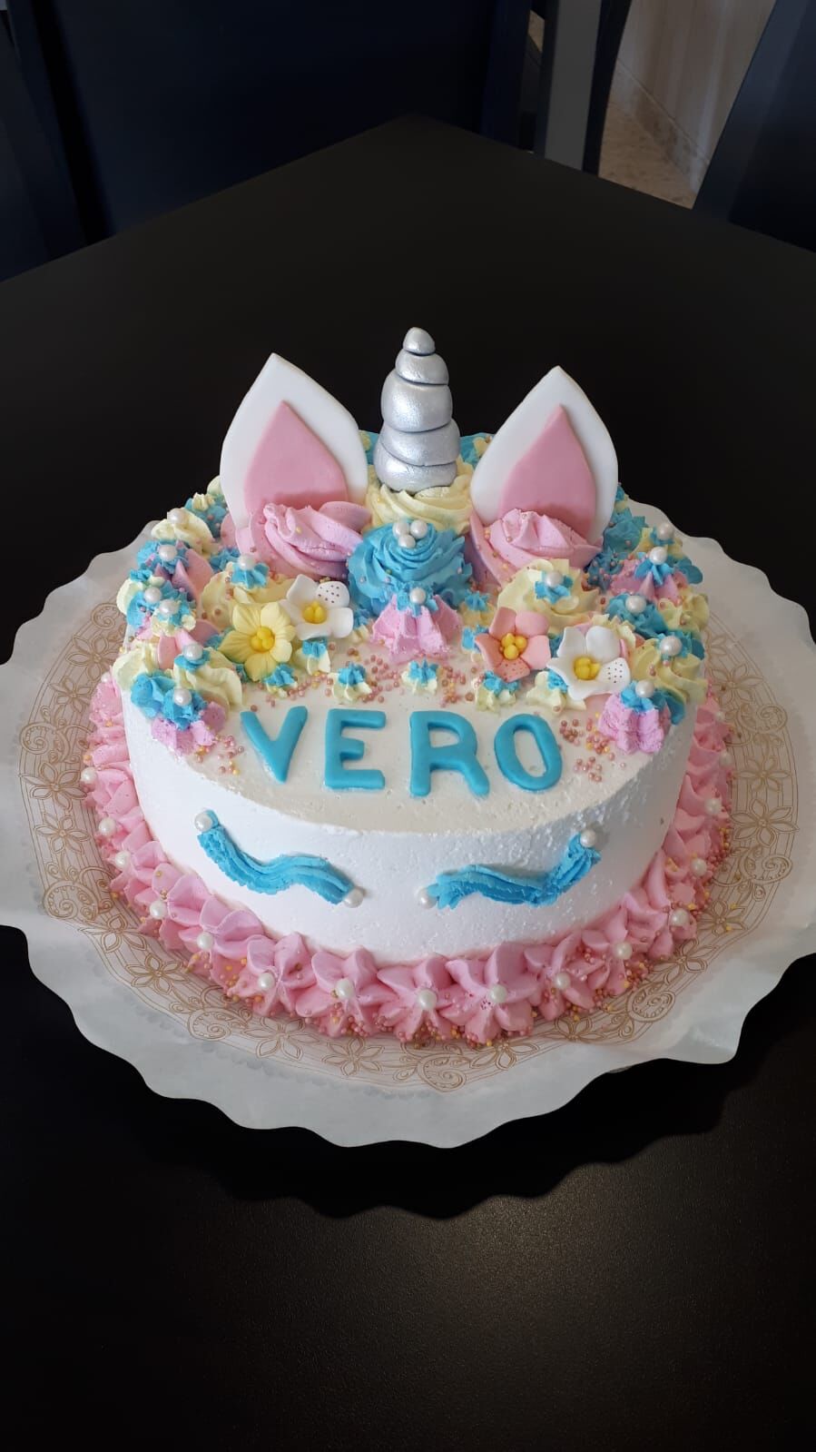Tarta de unicornio con nombre tenemos un mínimo para una tarta unicornio de 1kilo i medio para delante porque tiene su trabajo 
