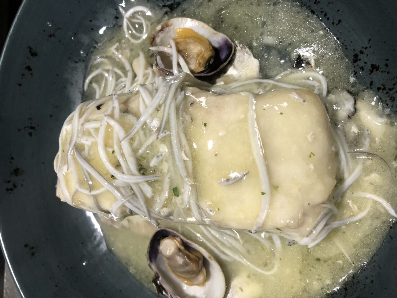 MERLUZA CON COCOCHAS, ALMEJAS Y ANGULAS DE RIBADESELLA