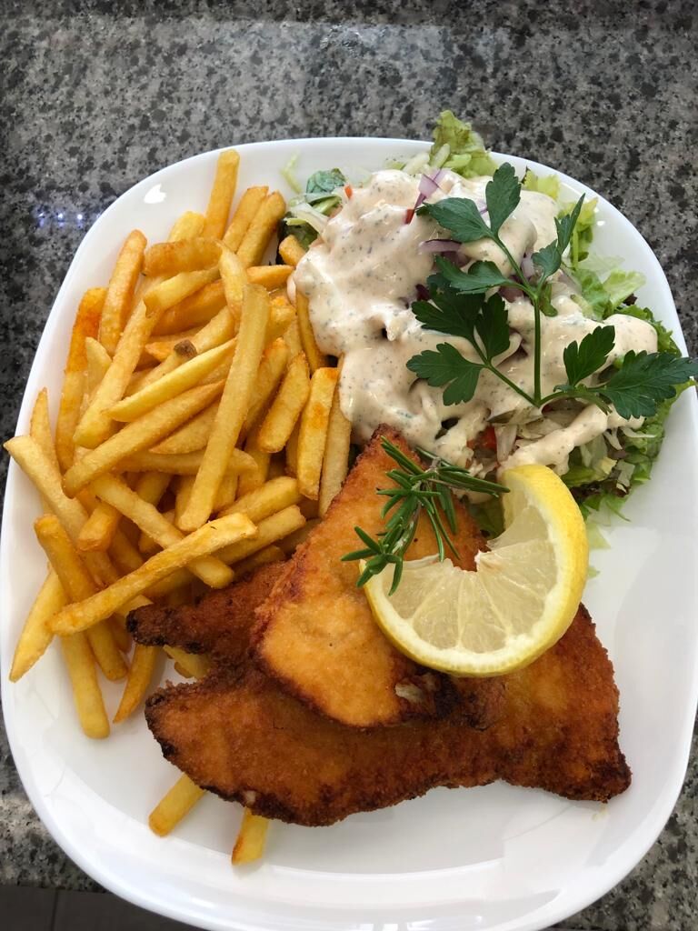 Putenschnitzel mit Pommes und Salat