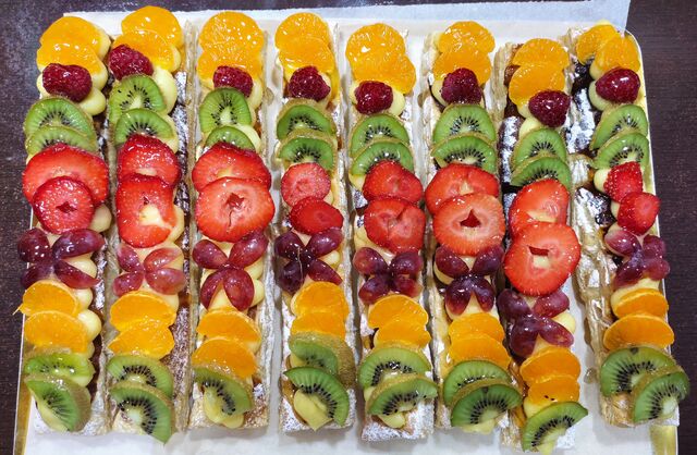 Bandas de hojaldre con frutas.