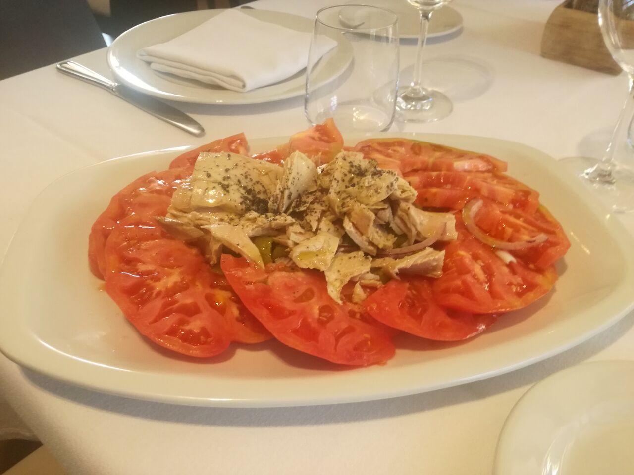 Ensalada de Tomate Rosa y Bonito Embotado Casero