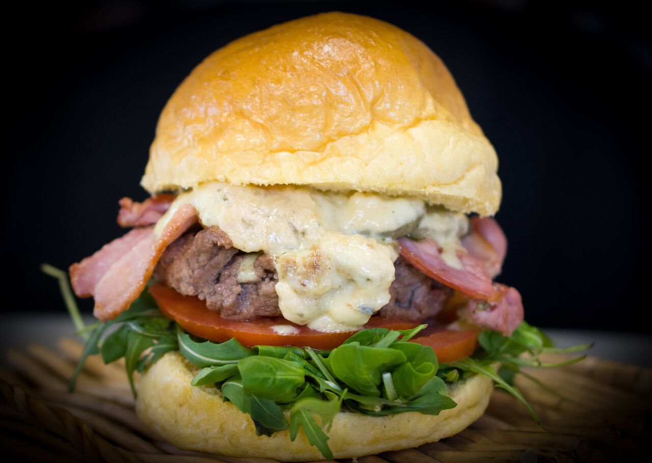 Des hamburgers savoureux élaborés par mes soins,avec une sélection de viande française de race Limousine Mmmmm quel régal !!!