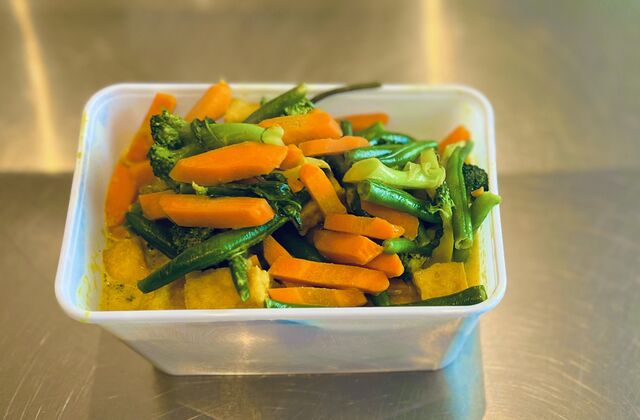 Grüner Thaicurry mit Tofu, Gemüse & Reis als Beilage