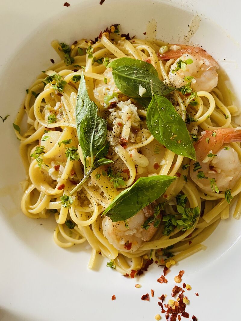 Linguine aux crevettes, ail, basilic et flocons de piment