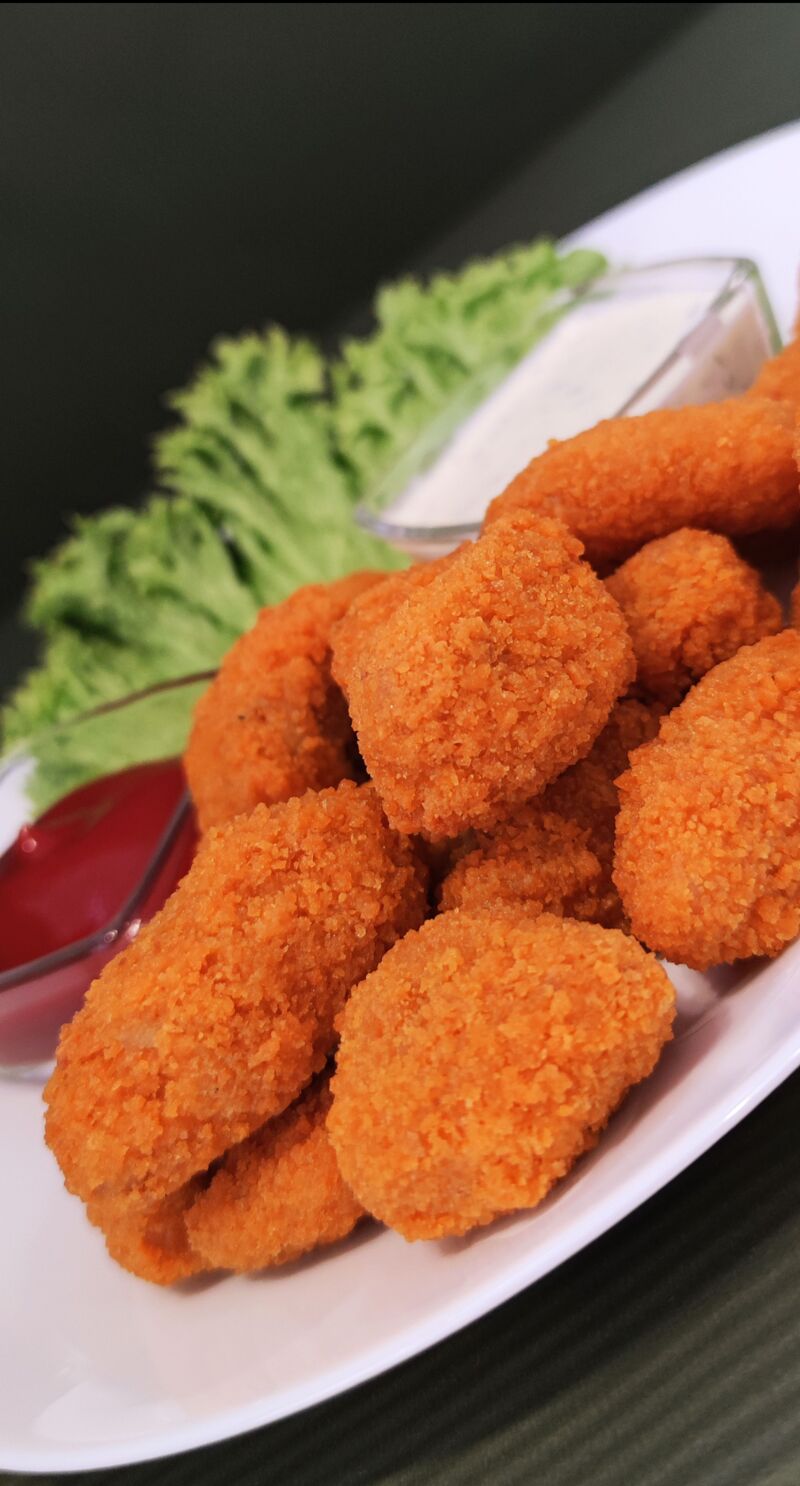 Курячі нагетси - ніжні шматочки курячого філе в паніровці.