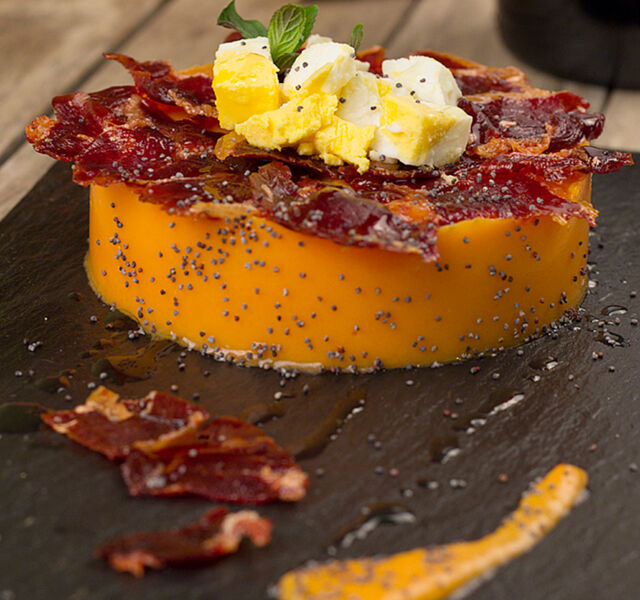 Salmorejo con jamón crujiente 