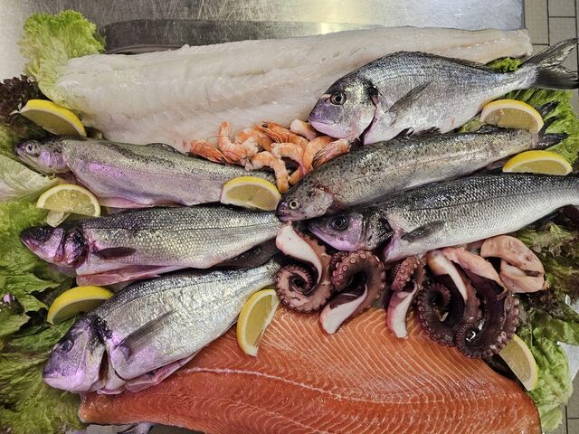 Frische Fische auf Holzkohlen