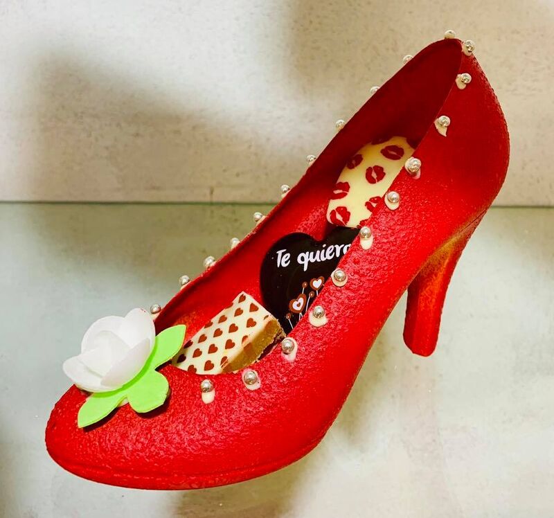 Zapato de chocolate con bombones en el interior