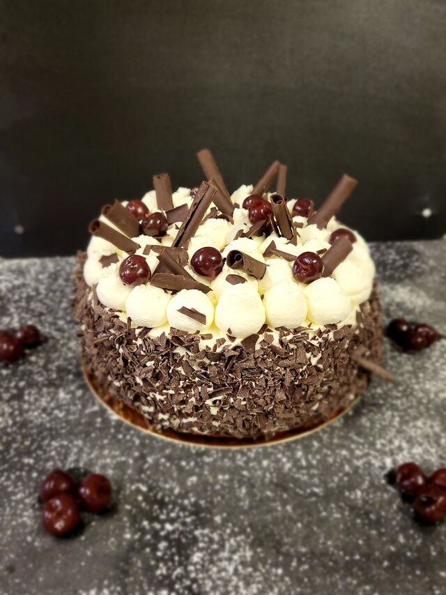 Foret Noire :
Génoise au chocolat , chantilly, Griottine ( alcoolisée )
3.80€ la part 