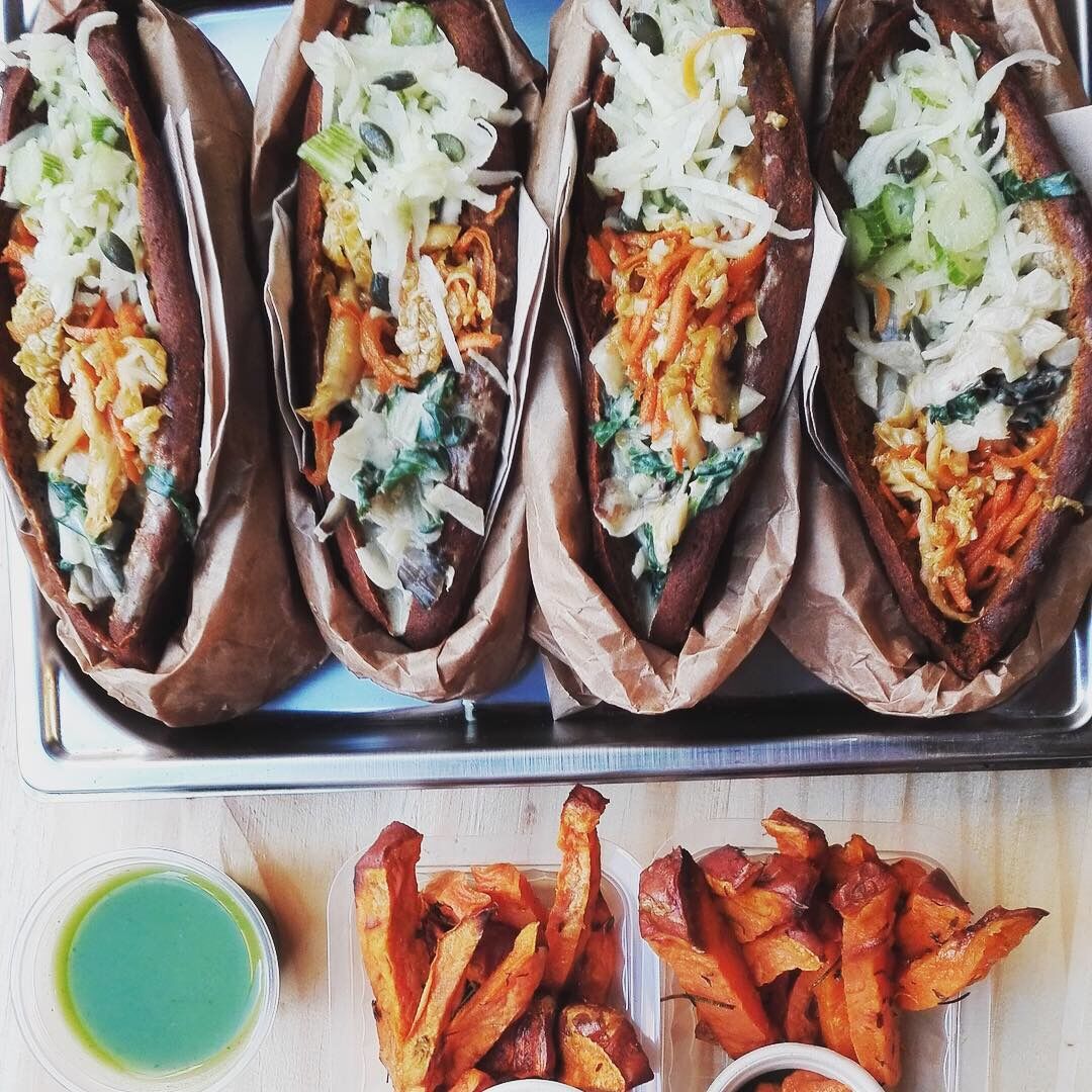 sandwich dans notre pain de légume maison, sans gluten et garni de légumes & sauce végétale