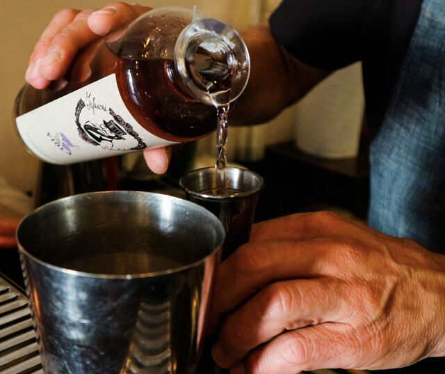 Dosare ingredienti per creare 𝐞𝐪𝐮𝐢𝐥𝐢𝐛𝐫𝐢 di 𝐬𝐚𝐩𝐨𝐫𝐢 e 𝐬𝐞𝐧𝐭𝐨𝐫𝐢 che avvolgano il palato e rimandano alle tradizioni e alla storia. 