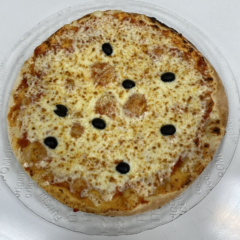 Pizza Marguerite
Sur fond de tomate, Mozzarella, olives, origan