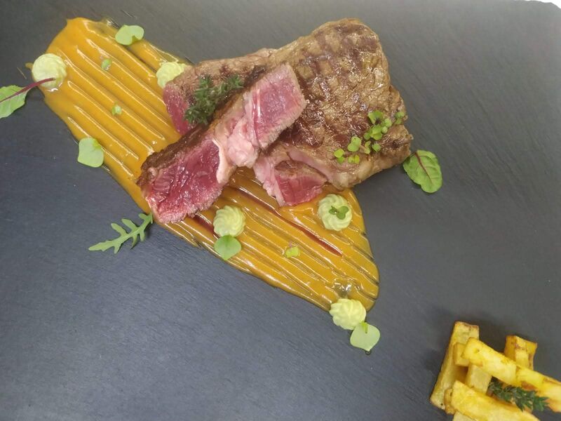 Entrecôte mit Karottensauce und hausgemachten Pommes