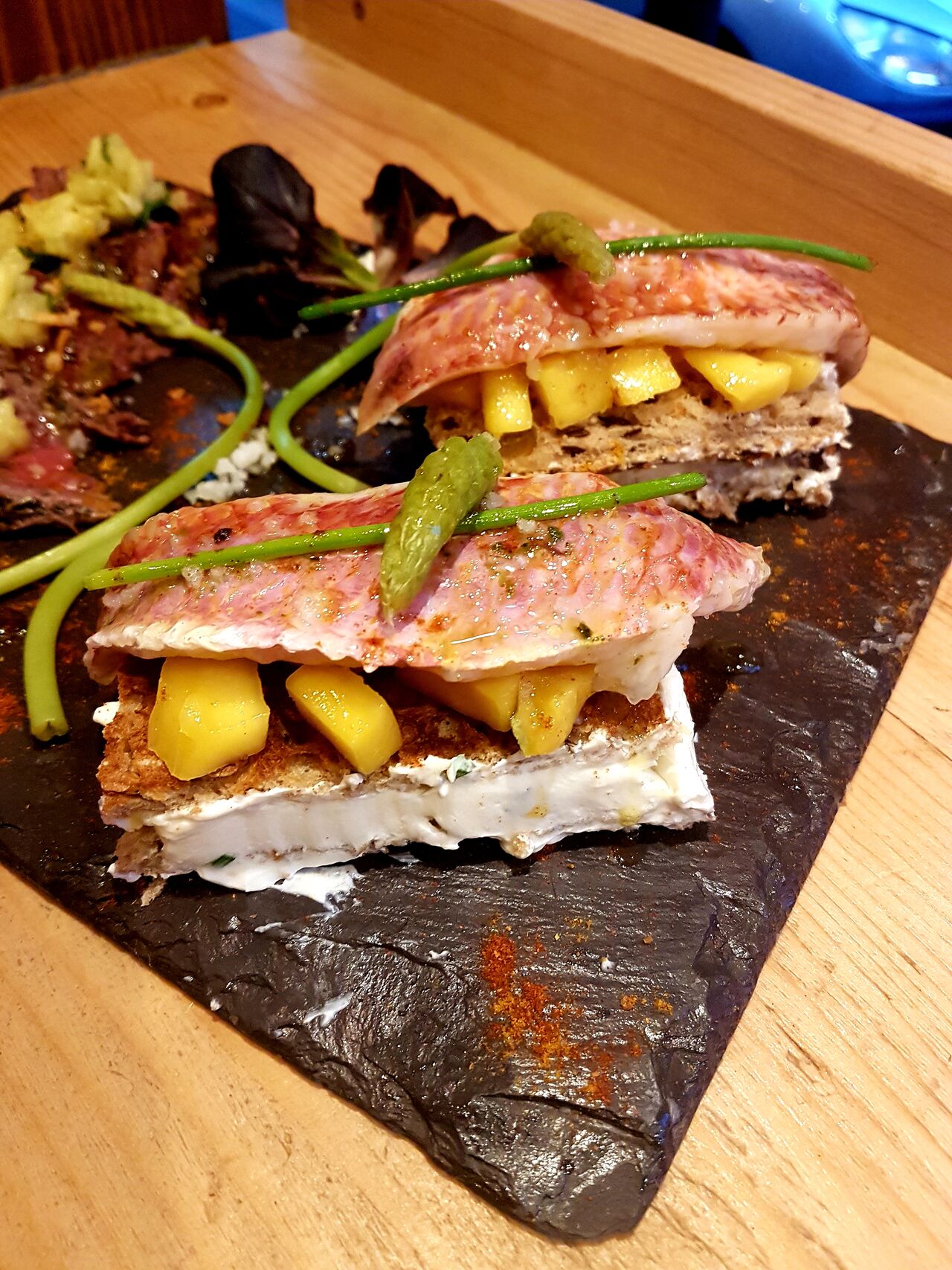 Filet de rouget,tartare de mangue et fromage frais