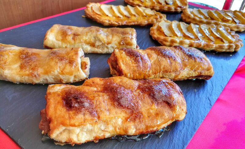 Manzanela.
Hojaldre relleno de Crema pastelera con canela y Manzana natural. Decorada con brillo de manzana, azúcar y canela.